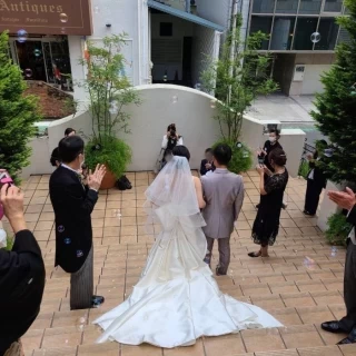 チャペルの外に出て新郎新婦から見える景色