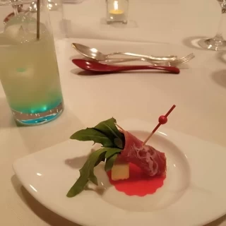生ハムとルッコラのピンチョス。乾杯酒にピッタリ。