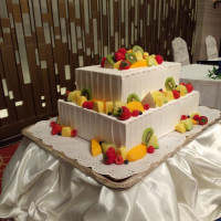 ウエディングケーキはフルーツで彩美しいデザインをセレクト。