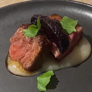 メインの肉料理です。赤牛のステーキでとても美味しかったです。