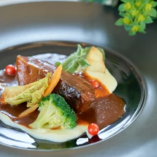 名物の牛タンシチューは柔らかく口の中でとろけます