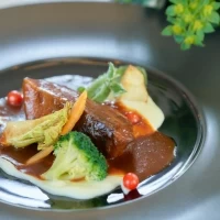 名物の牛タンシチューは柔らかく口の中でとろけます