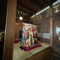 新婦が着た色打掛をお色直し後に土間に飾ってくれる。