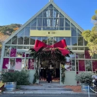 式場隣にあるカフェ（クリスマスの装飾）