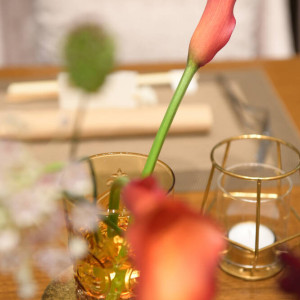 暖色系のお花をたくさんの花瓶で飾って頂きました、|625017さんのアクアデヴュー佐賀スィートテラスの写真(1512345)