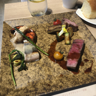 お肉のメイン料理です