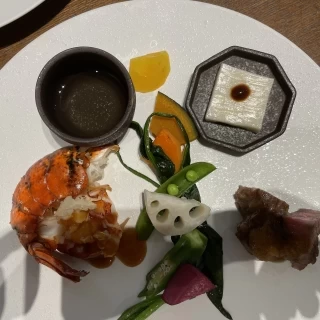 コース料理をワンプレートにまとめたもの。