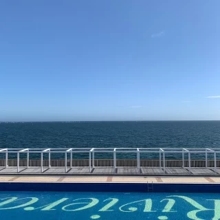 披露宴会場からみえるプールと海と空