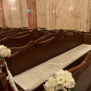 挙式会場で列席車が座る椅子