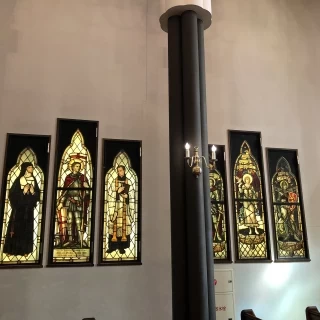 側面のステンドグラス