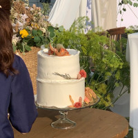 ウエディングケーキは花屋さんに相談し花で飾ってもらいました