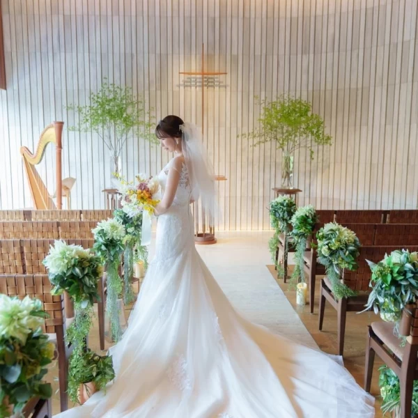 オシャレで大人な結婚式、スタッフもベテラン。」｜挙式会場は建物の中