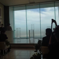 空が見えるチャペル