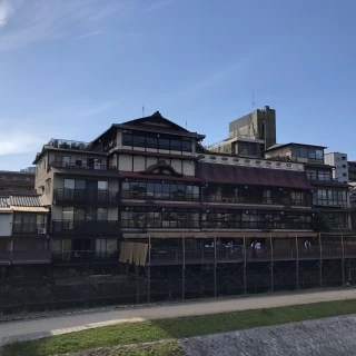 披露宴会場の外観。鴨川沿いにある。
