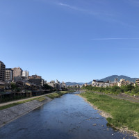 披露宴会場横の鴨川。東山を望む窓辺の景色が良い。