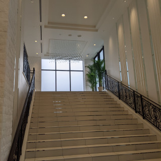 大階段では、フラワーシャワーやゲストとの記念撮影ができます。