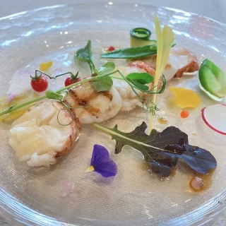燻製のかかったエビの冷菜