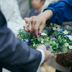 参列者全員に結婚証明書のリースにお花をさしてもらいました|625890さんのル・ピオニエ（オズブライダル）の写真(1519948)