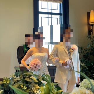 挙式中の新郎新婦です