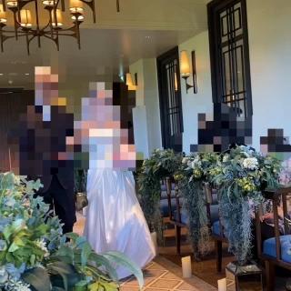 挙式冒頭の新婦が父と歩いている場面です