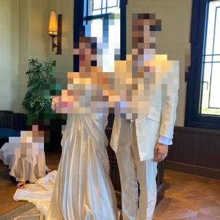 挙式中の新郎新婦です