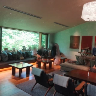 大きな窓からの緑が美しい
