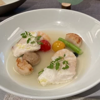 お魚料理。スープに使うハーブなど選べました。