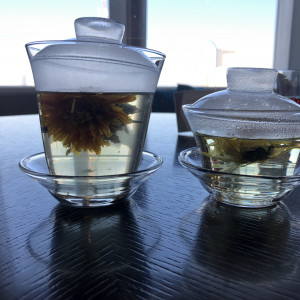 食後に出た花を浮かべて飲むお茶。不思議な味でした。|626045さんのRIVER BANK OSAKA(リバーバンク大阪)（営業終了）の写真(1519695)