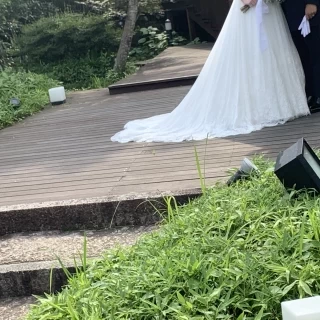 お庭とウェディングドレスの写真