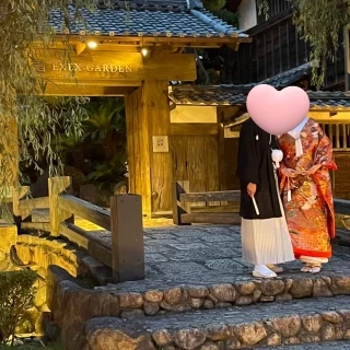 門に柳の木があり、和装に合います