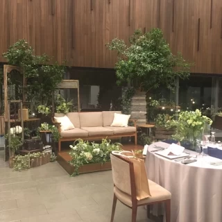 ナチュラルなウッド調の披露宴会場