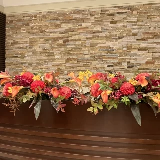 素敵な装花とレンガ調の会場
