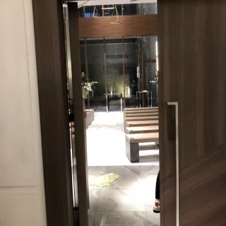 披露宴会場のドアのすぐ目の前にチャペル