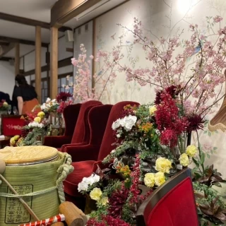 披露宴会場の高砂ソファの装花