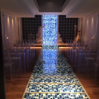 青いバラが敷き詰められた、素敵な雰囲気漂うチャペル