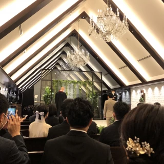 三角屋根の天井とシャンデリア、写真映えするチャペル。