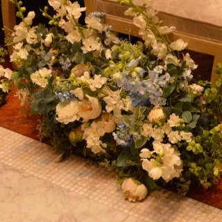 チャペルは足元に装花。