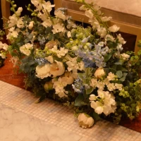 チャペルは足元に装花。