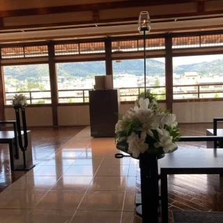 挙式会場からは東山が一望できます。