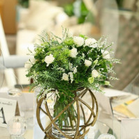 グリーンが主役の、シンプルなテーブル装花
