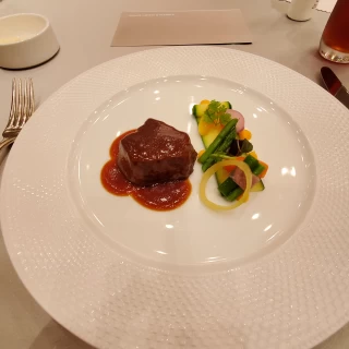 実際に出るコース料理の1つでお肉が柔らかく苦手な野菜も美味