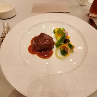 実際に出るコース料理の1つでお肉が柔らかく苦手な野菜も美味