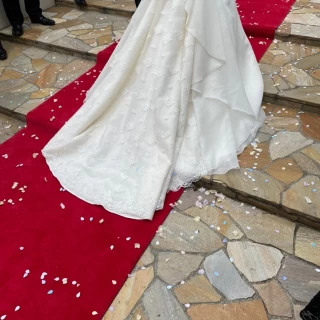 新婦のドレスと花びら、地面との組み合わせがとても綺麗でした。