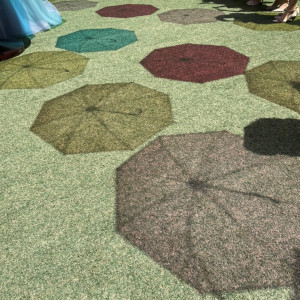 カラフルな傘が影になり、地面に映る姿も素敵だった。|626645さんのアーカンジェル迎賓館(仙台)の写真(1523839)