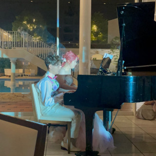 カラードレスでのピアノ演奏