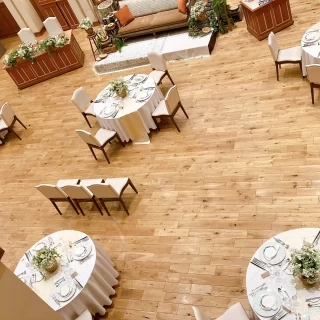 広々とした温かみのある会場