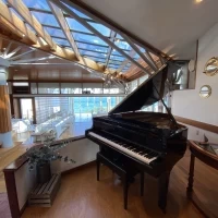 ピアノがとても似合う部屋でした。