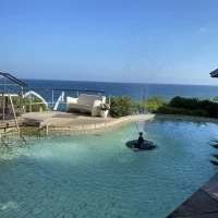 プールの目の前には大きな海が広がる。