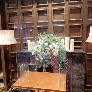 神父さんとの間にはプラスチックボードが設置されてます