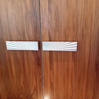 扉のもちてもウェーブがかかっており凝っています